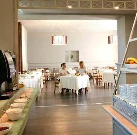 迪圣塔维多利亚城堡酒店 4* Santa Vittoria dʼAlba