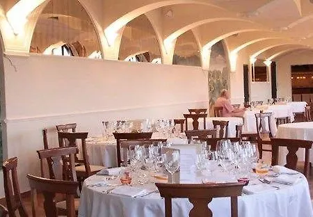 迪圣塔维多利亚城堡酒店 4* Santa Vittoria dʼAlba