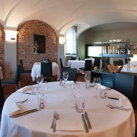迪圣塔维多利亚城堡酒店 4* Santa Vittoria dʼAlba